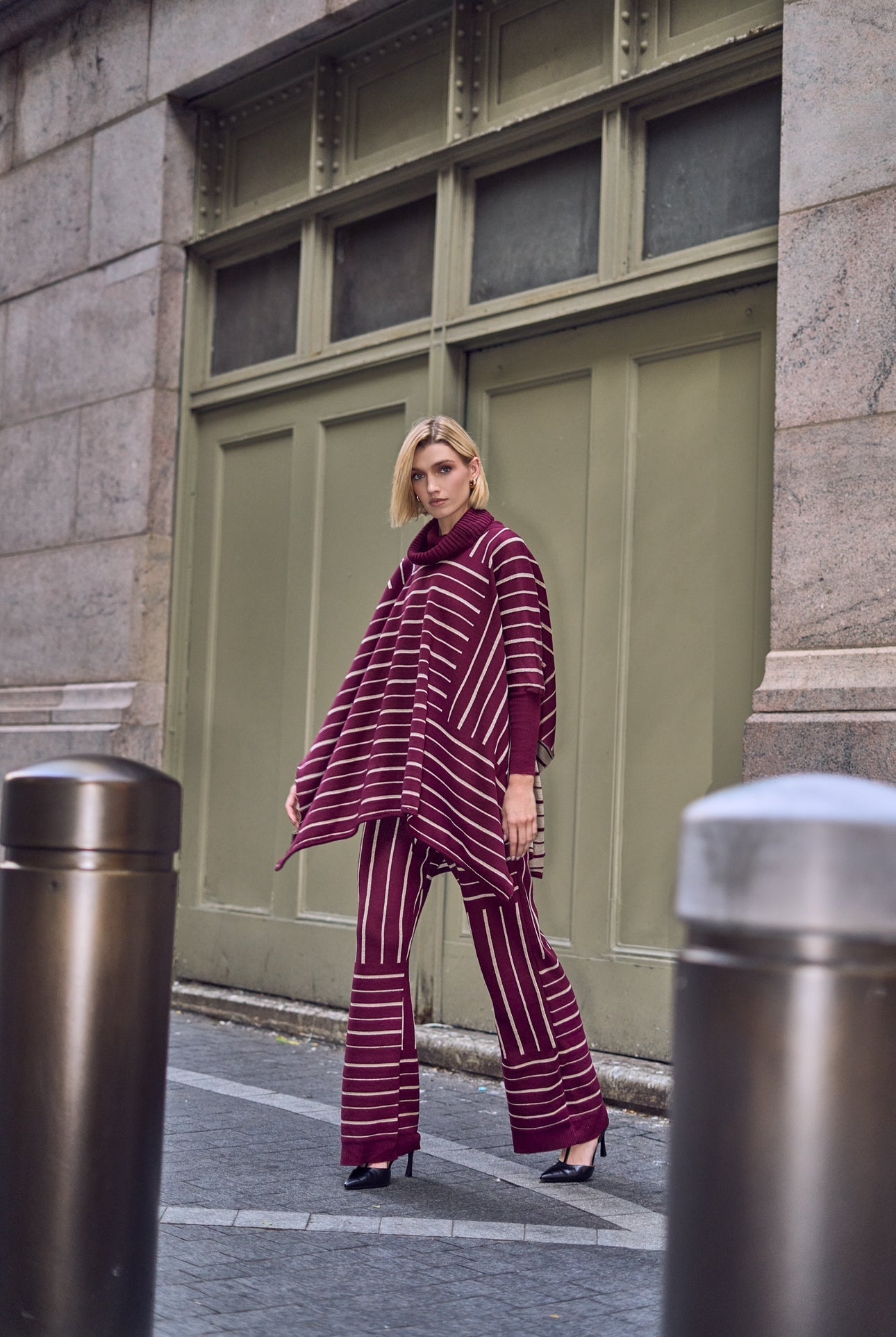 NOBU BURGUNDY-GOLD RUANA
