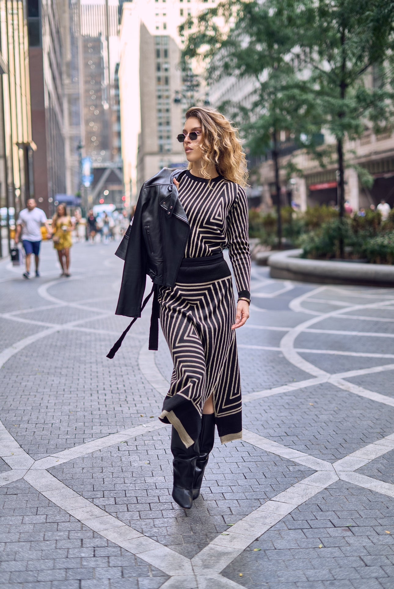 TAO BLACK-GOLD SWEATER